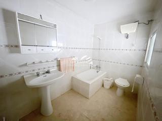 Casa  Ancha. Oportunidad! casa para reformar con gran fachada y muchas posibi