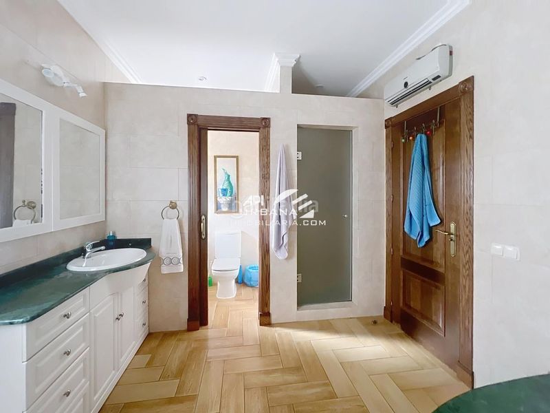 Foto fa21ad15-3f63-4f57-9eaf-b1d2aa92375b. Casa amb piscina a El Carmen - La Barrera Lucena