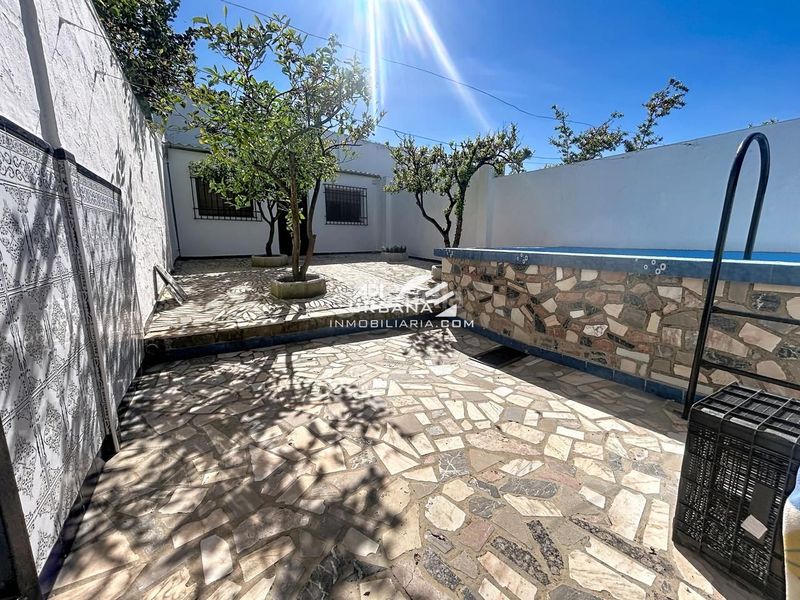 Foto f4342223-4e2b-4736-ae88-ce969a107ede. Casa amb piscina a La Calzada Lucena