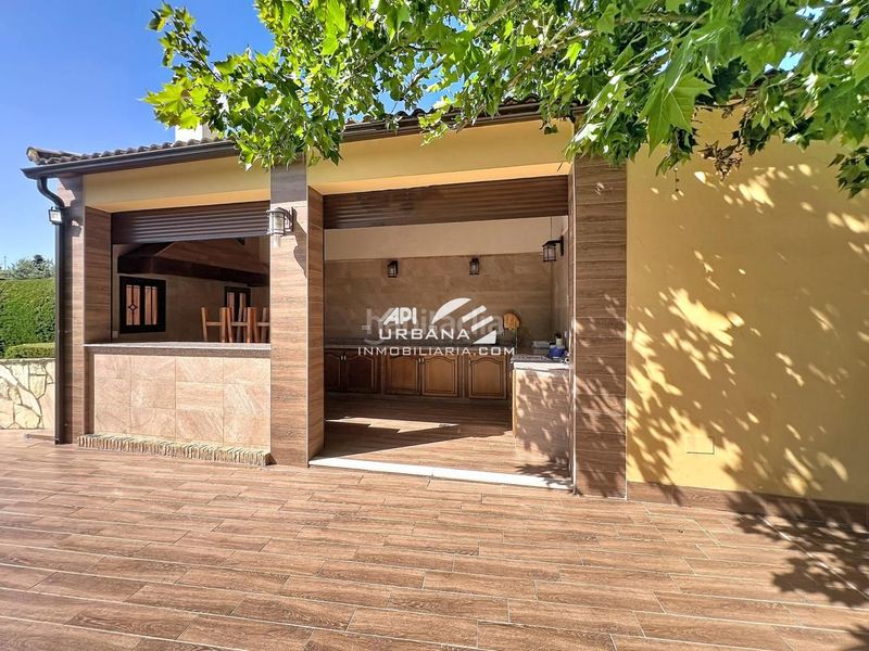 Foto 4205f29f-c291-4fb8-afbd-6931d6f9caa5. Casa amb piscina a San Francisco Lucena