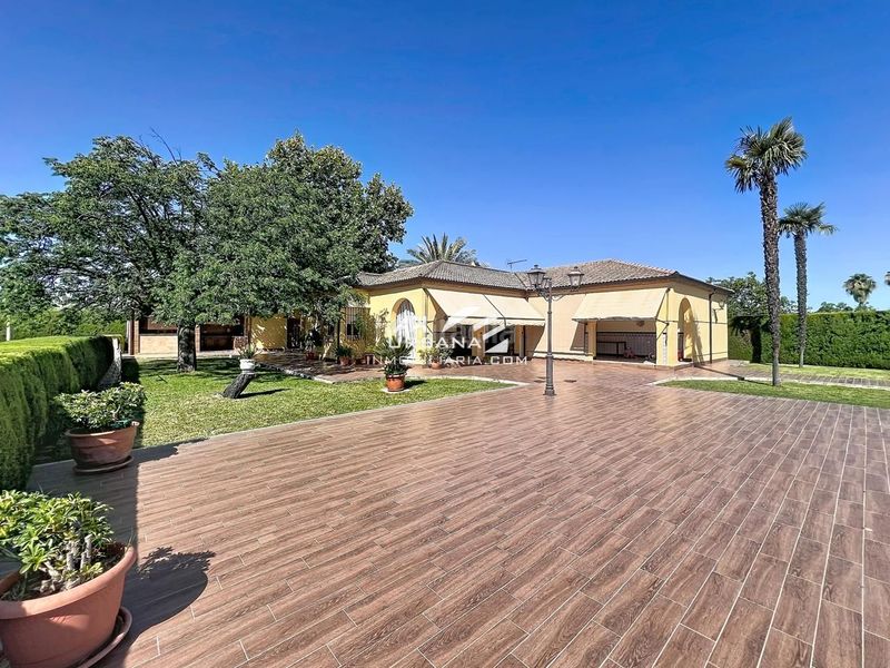 Foto f671772f-fb26-4d67-bab1-713665c92c08. Casa amb piscina a San Francisco Lucena