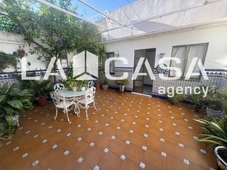 Maison jumelée à Centro - Doña Mercedes. Casa reformada de dos plantas con patio y terraza en avda. de lo