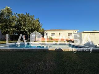 Xalet a Entrenúcleos. Casa en planta baja con piscina y gran parcela en san federico e