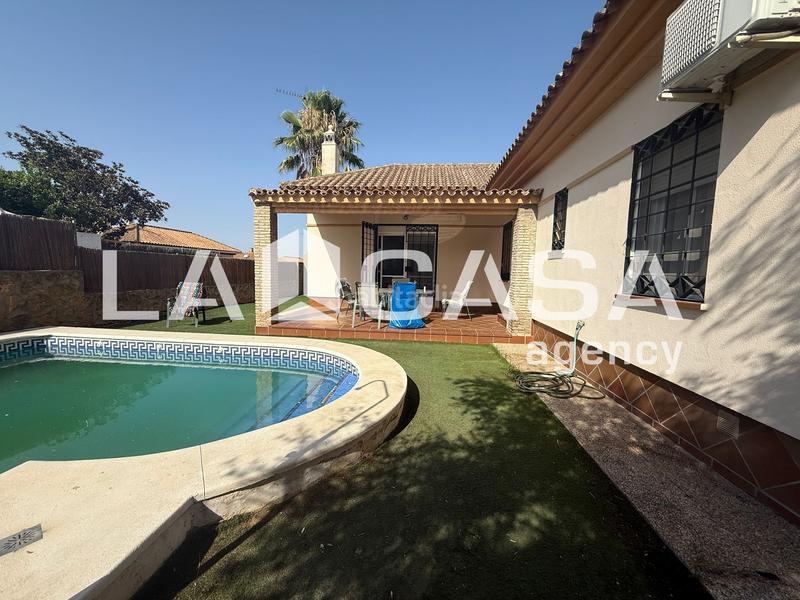 Foto 335b0208-ec77-4b6a-ab64-66144e677998. Chalet con piscina in Olivar de Quintos Montequinto