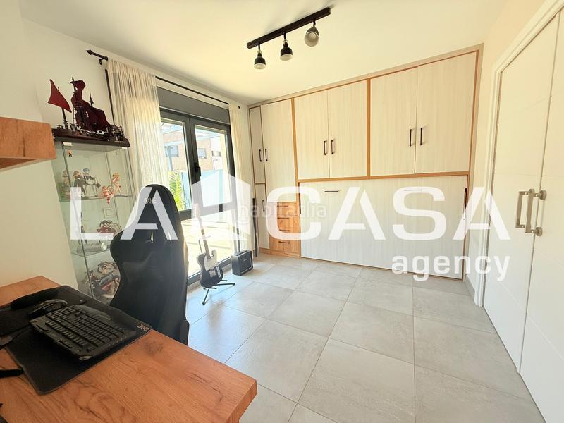 Foto fa116d4d-b6fc-4216-8c43-f98c40ec7e38. Maison jumelée avec parking piscine dans Entrenúcleos Dos Hermanas