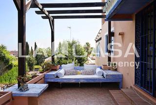 Chalet in Cerros de Montequinto. Exclusivo chalet con 9 dormitorios, piscina privada y espectacul