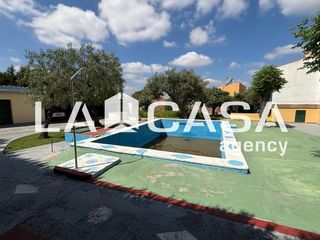 Chalet in Cerros de Montequinto. Chalet independiente en parcela de 1.600 m2 con piscina en los c