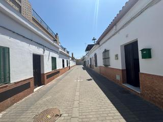 Xalet a Villanueva del Ariscal. Chalet con gran patio y azotea para reformar en zona tranquila