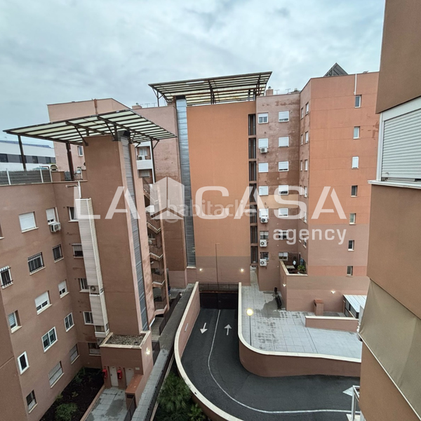 Foto b6218bf2-cc11-459a-a4a0-c1e5c986586e. Aparcament cotxe a colores - entreparques Sevilla