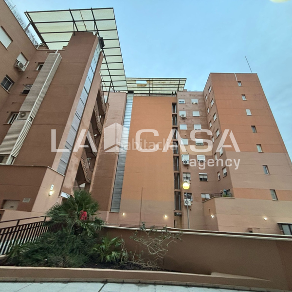 Foto cc66c9af-84f9-439e-9bb6-383250e68433. Aparcament cotxe a colores - entreparques Sevilla