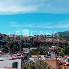 Casa a San García. Acogedora vivienda con patio y azotea en la juliana, algeciras