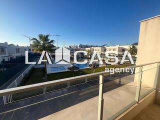 Maison jumelée à Entrenúcleos. Adosado seminuevo con piscina, terrazas y zonas comunes exclusiv