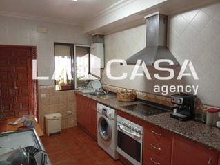 Casa adossada a La Hacienda - Nueva Andalucía. Casa con amplio patio y local en barriada las portadas, dos herm