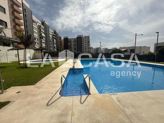Pis a Entrenúcleos. Piso con terraza, piscina y garaje en entrenúcleos dos hermanas,