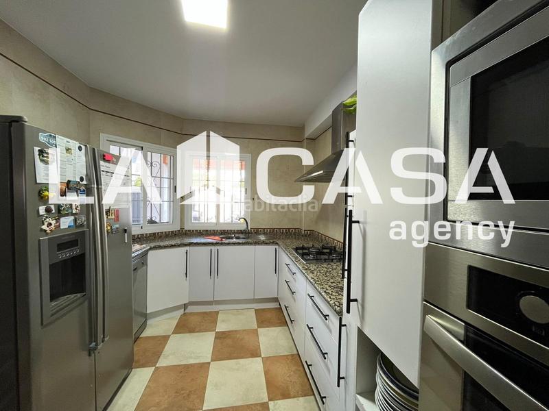 Foto 5881cb37-8269-4be2-ab99-ff4b494c4a9c. Casa adossada amb aparcament a La Motilla - Fuente del Rey Dos Hermanas