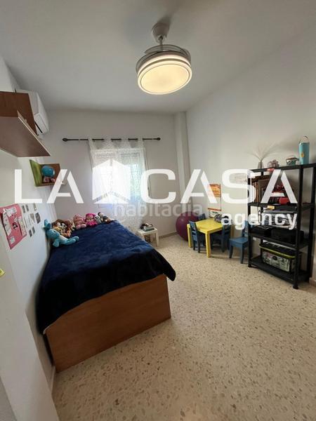 Foto f35efe1a-ca02-4888-8aea-0faa000eae83. Casa adossada amb aparcament a La Motilla - Fuente del Rey Dos Hermanas