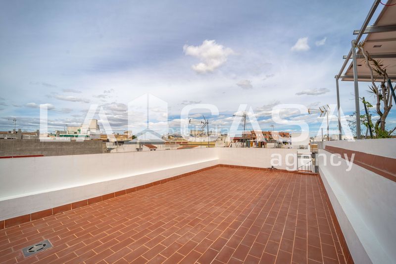 Foto 1682b472-08dd-45a2-bf59-896442640b68. Casa  amplia con terraza privada y azotea en la zona de ave maría en Dos Hermanas