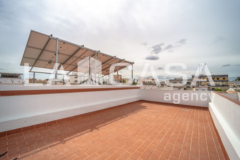 Foto 2f67f968-6bf9-4e93-8bc1-902b6dcc7844. Casa  amplia con terraza privada y azotea en la zona de ave maría en Dos Hermanas