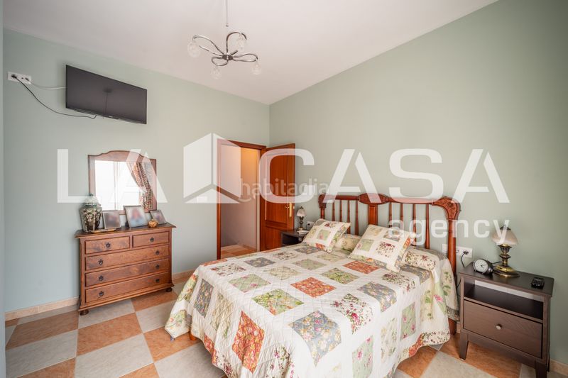 Foto 2f6b96e6-fa61-4395-9691-81cabc0608a5. Casa  amplia con terraza privada y azotea en la zona de ave maría en Dos Hermanas