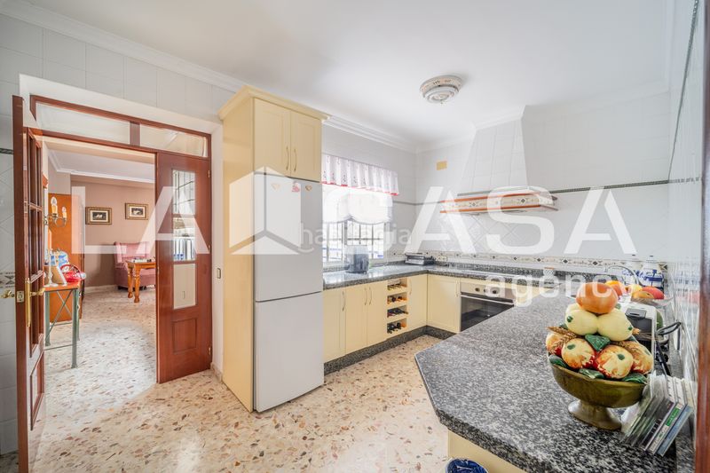 Foto 3dbb9fa2-48b9-4fa1-afe3-9090ac6b18a4. Casa  amplia con terraza privada y azotea en la zona de ave maría en Dos Hermanas