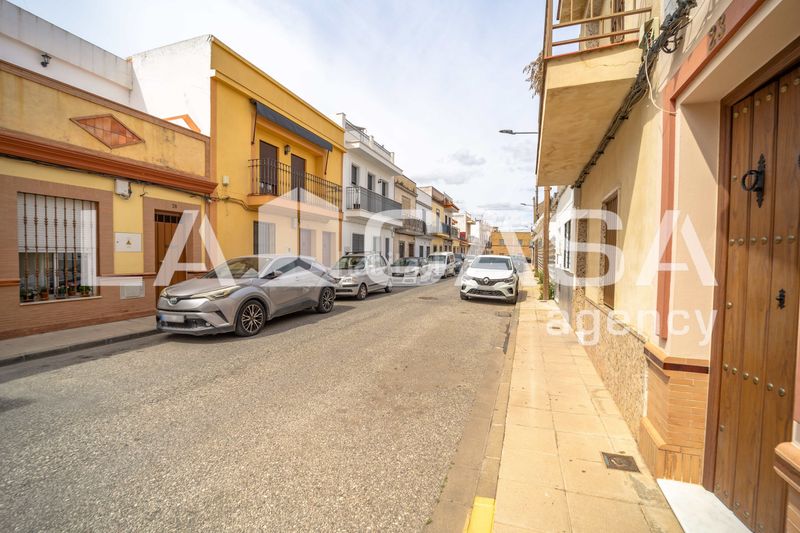 Foto 4ff99d1f-d40f-420f-a0c1-e64e113a0b21. Casa  amplia con terraza privada y azotea en la zona de ave maría en Dos Hermanas