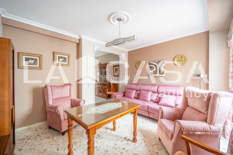 Foto 55ffc97f-efa6-4847-93a2-c1469d811970. Casa  amplia con terraza privada y azotea en la zona de ave maría en Dos Hermanas