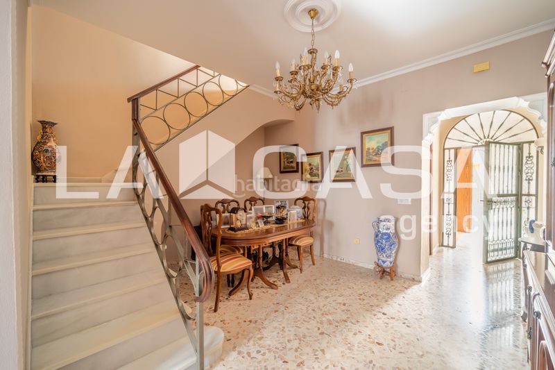 Foto 6220c6a3-a8da-453c-8e7e-3b310c947e93. Casa  amplia con terraza privada y azotea en la zona de ave maría en Dos Hermanas