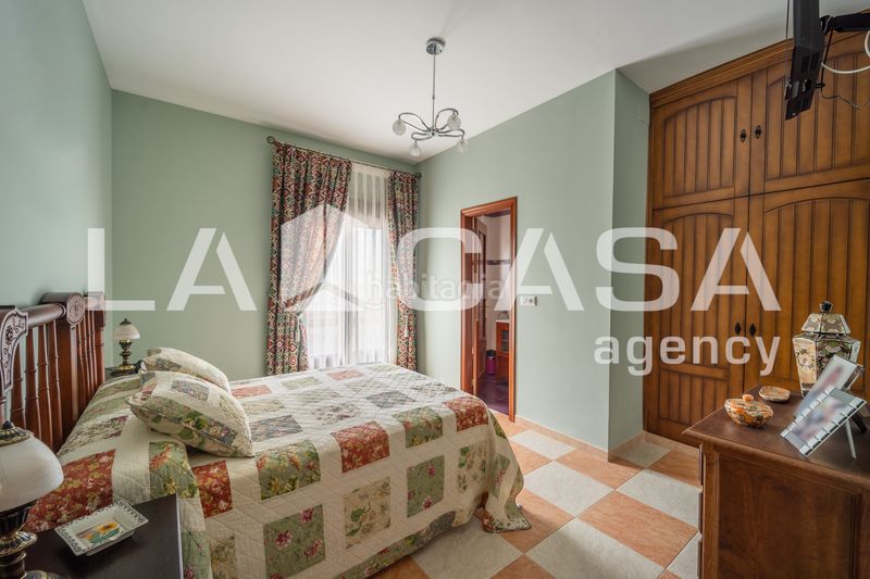 Foto 79f79fb4-69cc-44ac-ada4-0f97798b0498. Casa  amplia con terraza privada y azotea en la zona de ave maría en Dos Hermanas