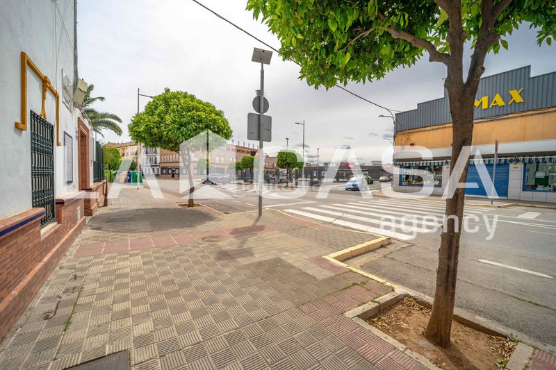 Foto 94ea0bb5-9cc1-4eb7-88e9-589eb31f0edf. Casa  amplia con terraza privada y azotea en la zona de ave maría en Dos Hermanas