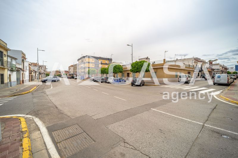 Foto 9de9b166-c94f-4191-b1b6-f227286a8067. Casa  amplia con terraza privada y azotea en la zona de ave maría en Dos Hermanas