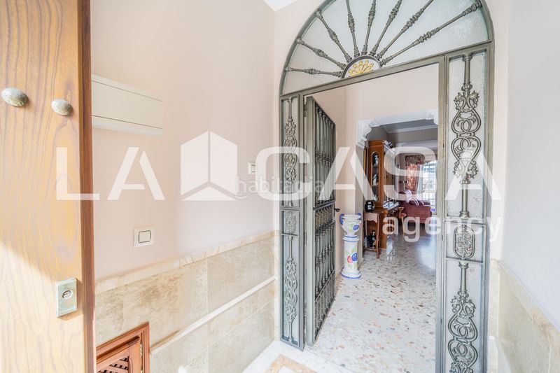 Foto ab0e5aa7-05b2-41c2-94cf-ee9cc7663b35. Casa  amplia con terraza privada y azotea en la zona de ave maría en Dos Hermanas