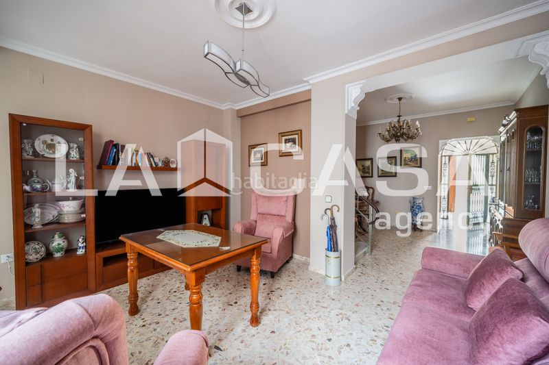 Foto ba79a317-fe5c-4f79-be63-bdb37da165dc. Casa  amplia con terraza privada y azotea en la zona de ave maría en Dos Hermanas