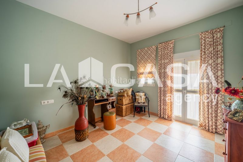 Foto c6239455-7827-44a7-96ac-f0649030e1bc. Casa  amplia con terraza privada y azotea en la zona de ave maría en Dos Hermanas