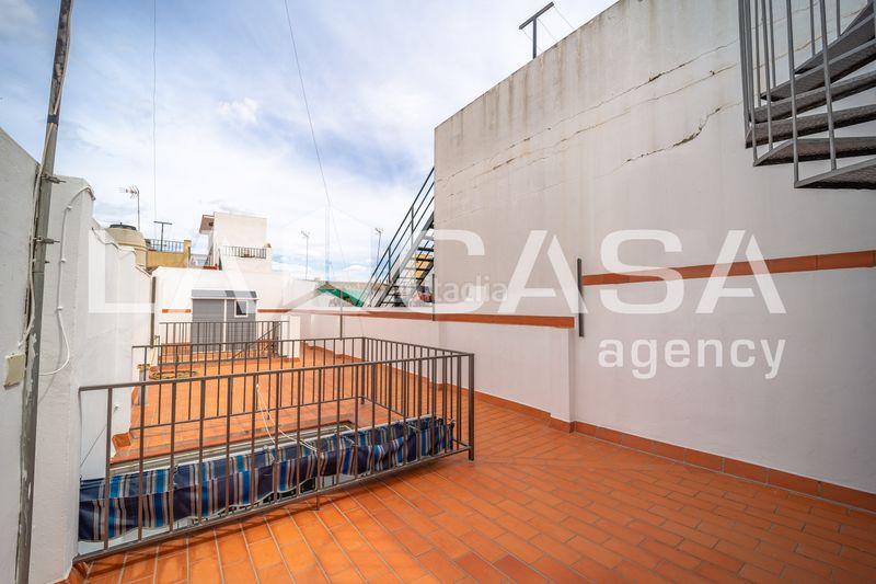 Foto ec551fa9-bc20-4657-8659-3d630c452562. Casa  amplia con terraza privada y azotea en la zona de ave maría en Dos Hermanas