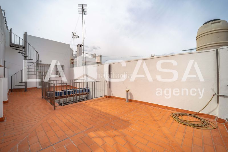 Foto f0a6916c-6dac-41bc-9308-d22f49ab7f2f. Casa  amplia con terraza privada y azotea en la zona de ave maría en Dos Hermanas