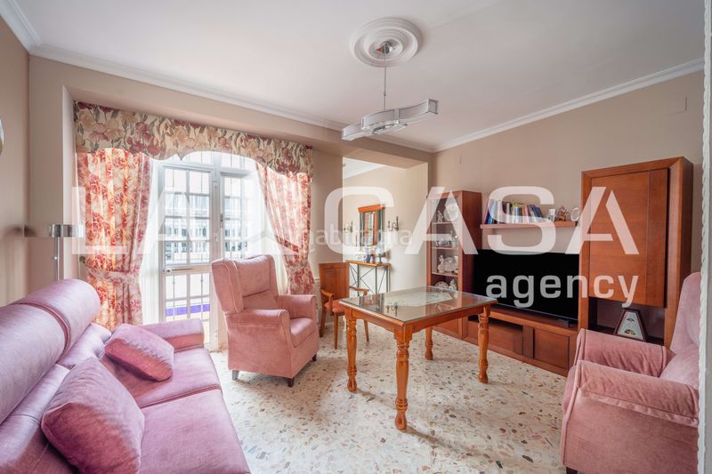 Foto f8161a06-05ca-4ad2-802f-a190a28393aa. Casa  amplia con terraza privada y azotea en la zona de ave maría en Dos Hermanas