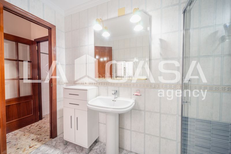 Foto fbfcc811-0d65-42ee-84f2-0cf50e1919b7. Casa  amplia con terraza privada y azotea en la zona de ave maría en Dos Hermanas