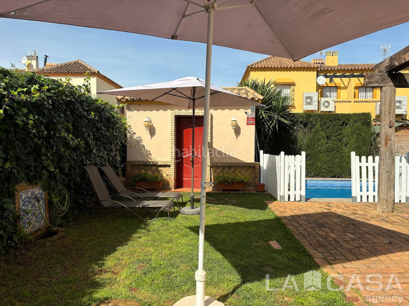 Foto 10fd5e78-bf5d-4be5-9e0d-eed72ea484e1. Casa aparellada amb aparcament a Condequinto Montequinto