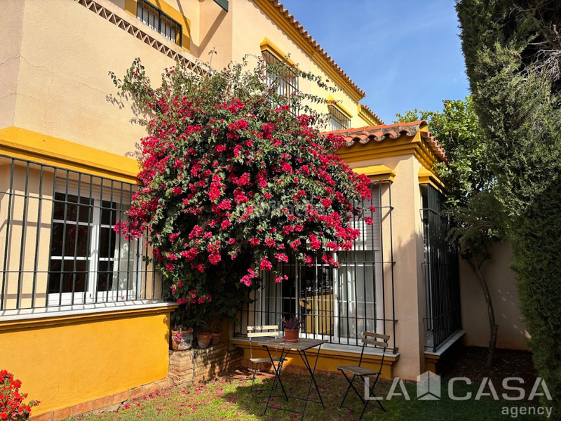 Foto db0aabda-3d0a-4df1-bbd3-fb0b12479a80. Casa aparellada amb aparcament a Condequinto Montequinto