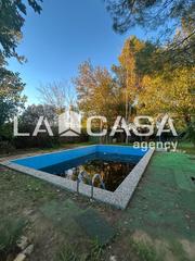 Terreny residencial a Oromana. Amplia parcela en urbanización privada con piscina y luz