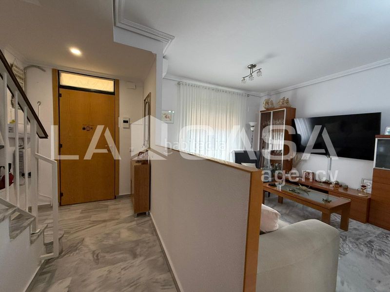 Foto 4521563e-0db9-4208-af11-37e5b40b89b1. Casa adossada amb aparcament piscina a Avenida de Europa Montequinto