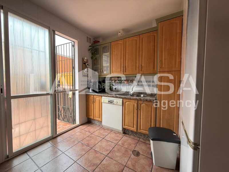 Foto b22da896-1ff0-42bd-8b54-f7d8cb8711fb. Casa adossada amb aparcament piscina a Avenida de Europa Montequinto