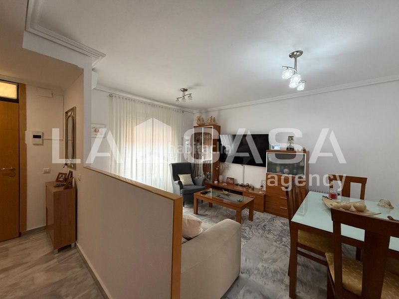 Foto b475dc21-4d42-4d8e-8cce-bd85862ab1f4. Casa adossada amb aparcament piscina a Avenida de Europa Montequinto