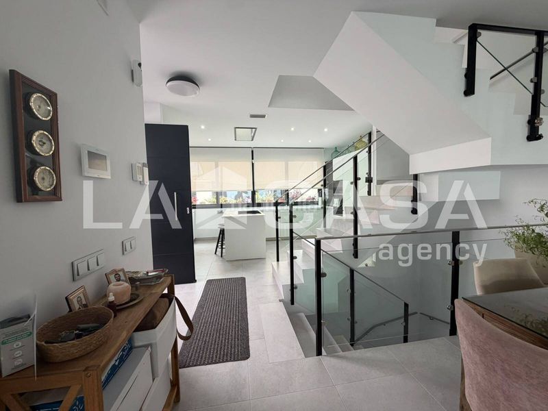 Foto a6383e3e-2697-433d-b4cd-02434ef9fe35. Casa aparellada amb aparcament piscina a Entrenúcleos Dos Hermanas