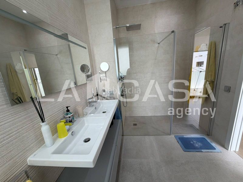 Foto be39b54c-968e-435d-a189-3869d8d9b808. Casa aparellada amb aparcament piscina a Entrenúcleos Dos Hermanas