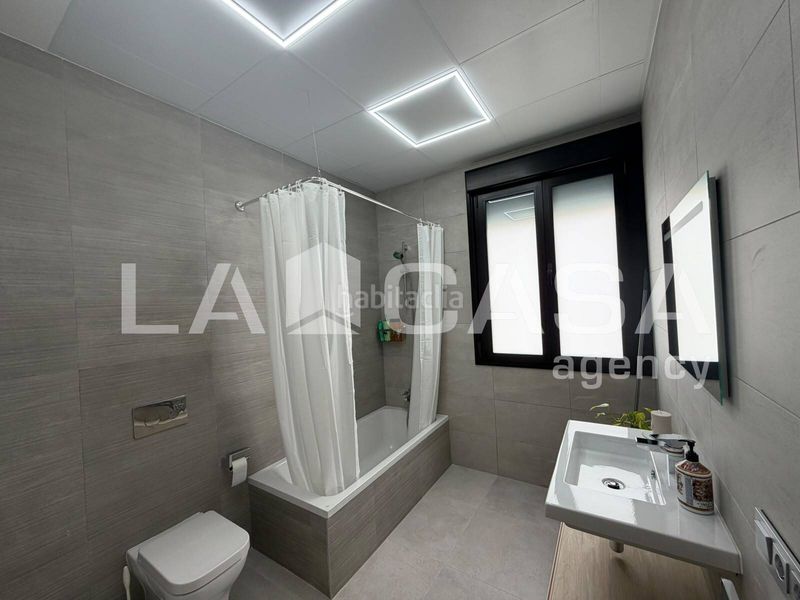 Foto c5ad26b0-8cbb-4160-9389-9fd58ed1a5ef. Casa aparellada amb aparcament piscina a Entrenúcleos Dos Hermanas