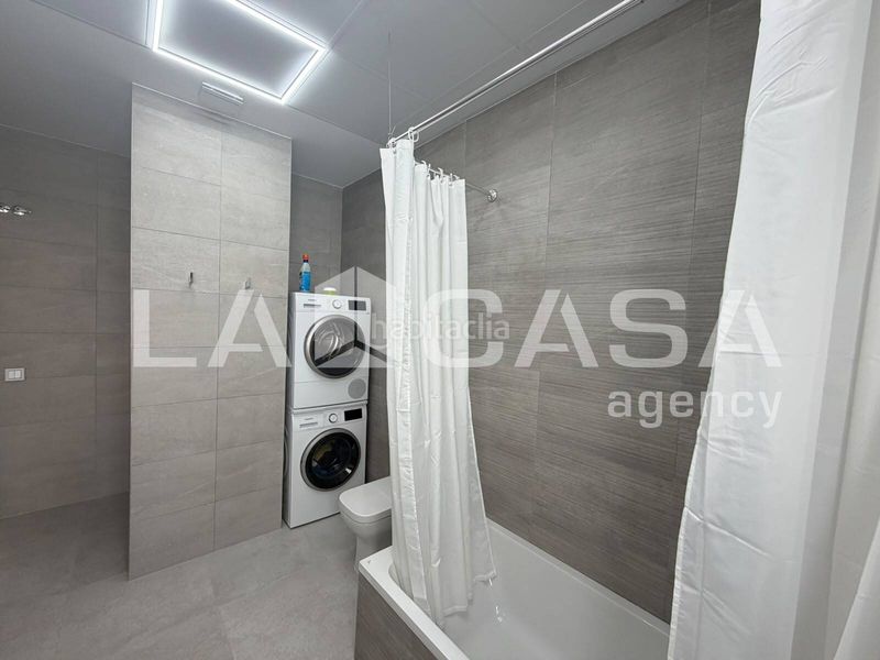 Foto e29309b0-61bb-4229-9c94-a7001e3b2983. Casa aparellada amb aparcament piscina a Entrenúcleos Dos Hermanas