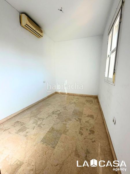 Foto 2647a9f7-b052-4f10-ab95-27084be6a622. Casa aparellada amb aparcament a La Motilla - Fuente del Rey Dos Hermanas