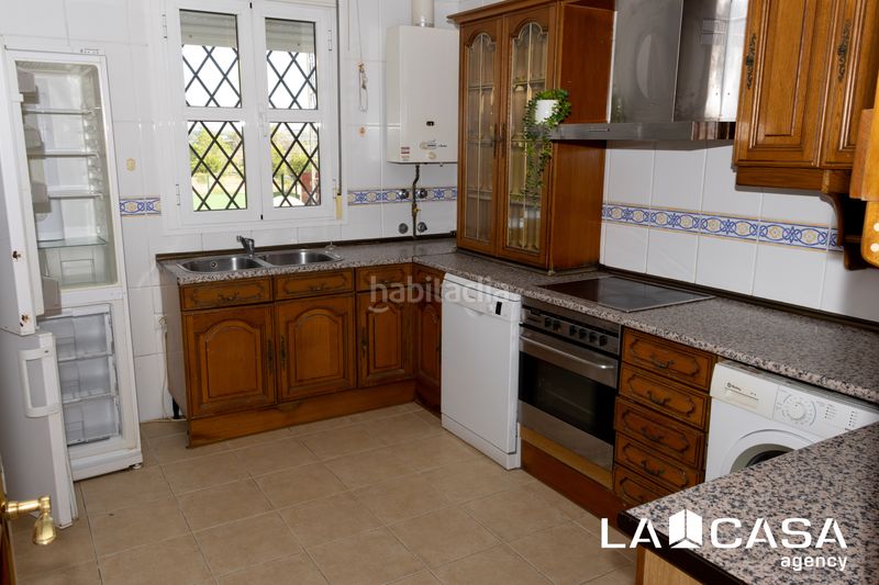 Foto 406cb392-c0e7-4b8b-9122-70698c45b904. Casa aparellada amb aparcament a La Motilla - Fuente del Rey Dos Hermanas