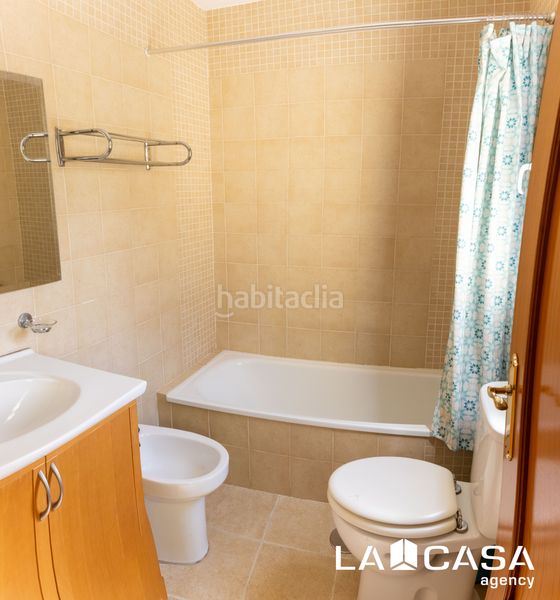 Foto f0cc990e-ac17-4dc1-a79d-c6a8c5ffdf71. Casa aparellada amb aparcament a La Motilla - Fuente del Rey Dos Hermanas